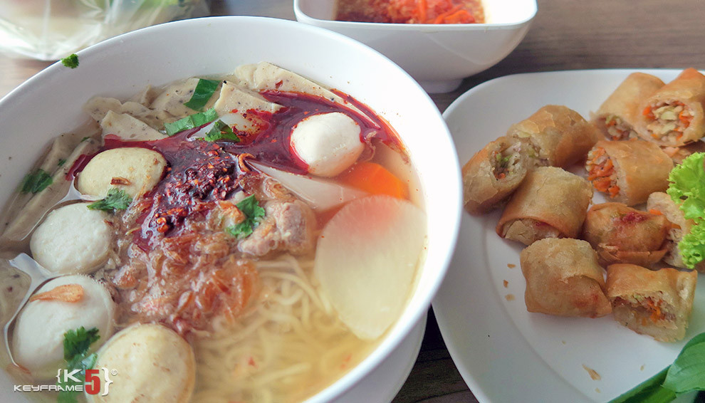 ฿60 THB - Noodles and spring rolls in Bangkok