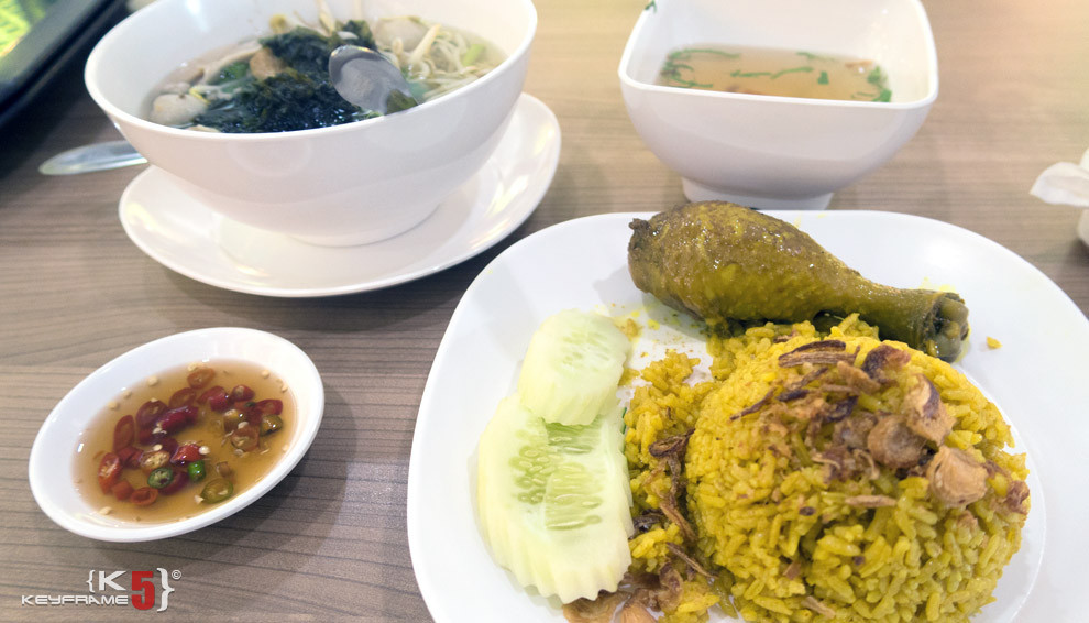 ฿50 THB - Curry chicken on rice